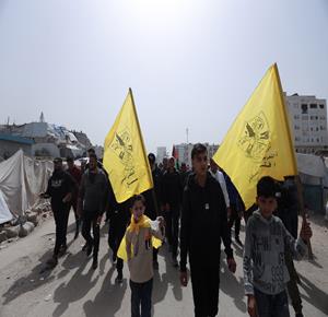 حركة "فتح" تنظم مسيرة ووقفة أمام مقر الصليب الأحمر في مدينة غزة رفضاً لقانون إعدام الأسرى